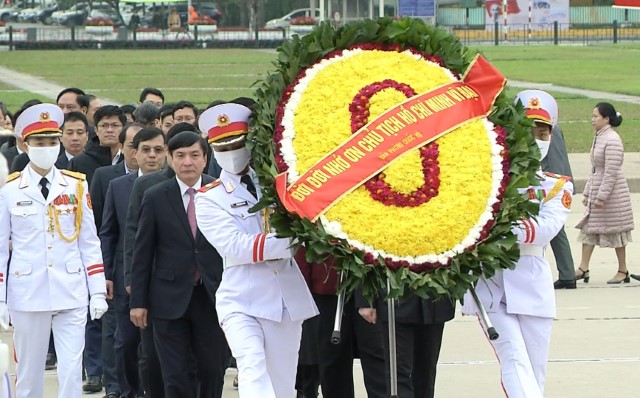 ĐOÀN ĐẠI BIỂU VĂN PHÒNG QUỐC HỘI VÀO LĂNG VIẾNG CHỦ TỊCH HỒ CHÍ MINH, DÂNG HƯƠNG BÁO CÔNG BÁC